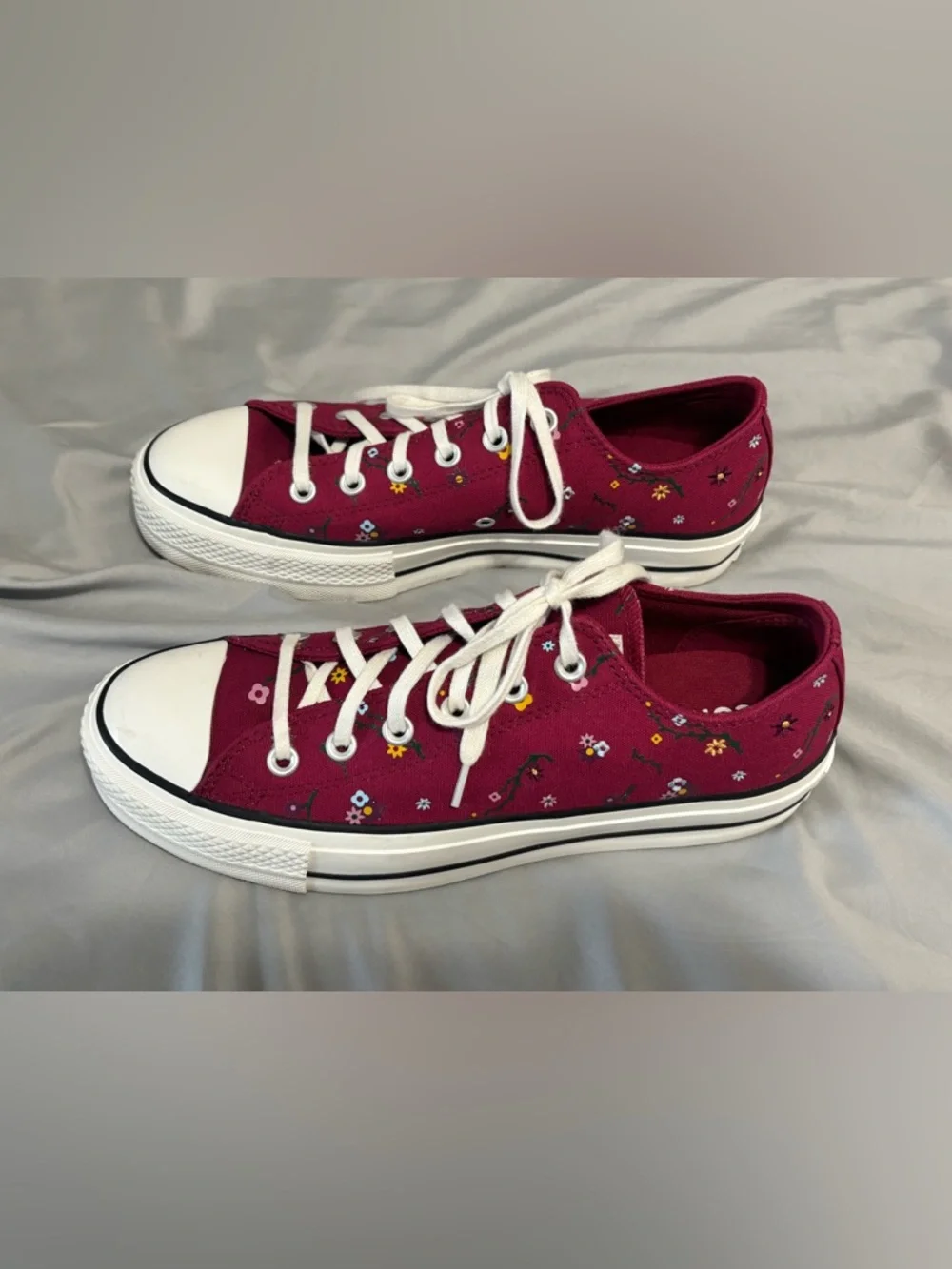 Women’s Converse tennis shoes - They are adorable! Worn once - Picture 2 of 4